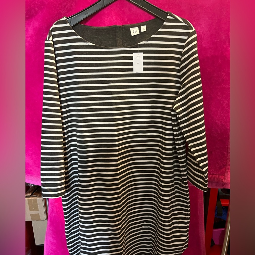 NWT - Gap Women’s Dress
Gray White Stripe Short 3/4
SIv Knit Zip Back